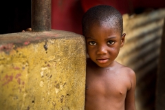 Foto: Steffen Jensen | En lille dreng i den ghanesiske landsby nnudu. Hans mor har lige fået en symaskine fra Langeland. Nu kan han komme i skole.